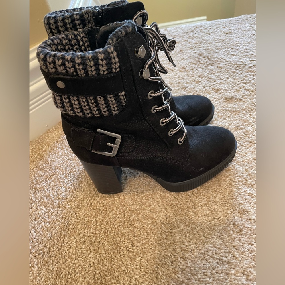 Black wedges